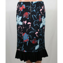 Load image into Gallery viewer, Suno Floral Pleated Black Skirt 2
